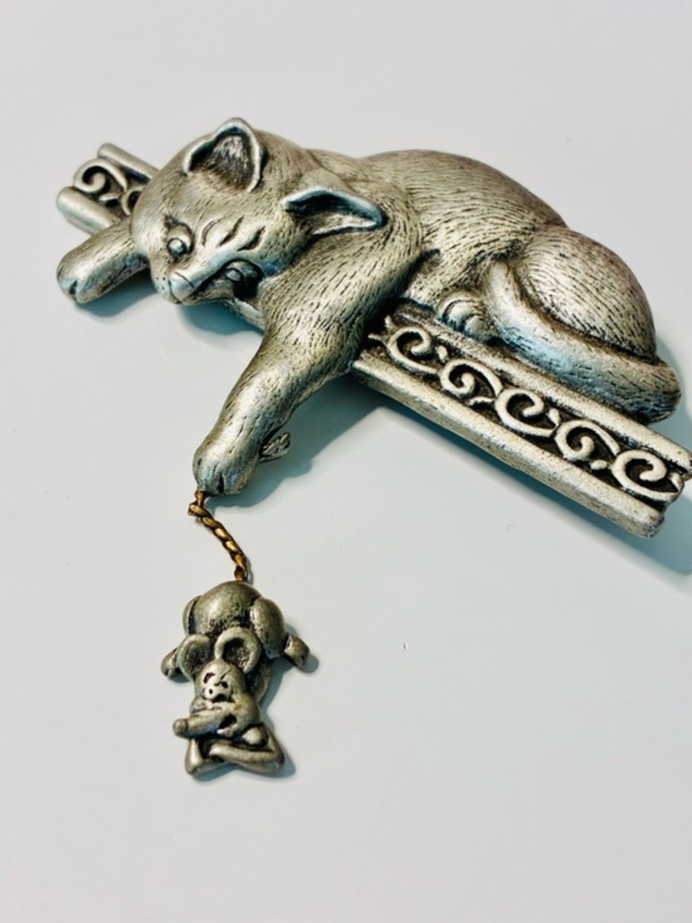 VTG Cat Brooch in Silver Tone with Dangling Mouse Charm Business Casual